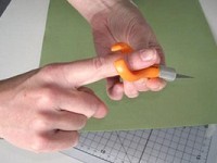 1352-anwendung1-finger-tip-art-knife-finger-bastelmesser